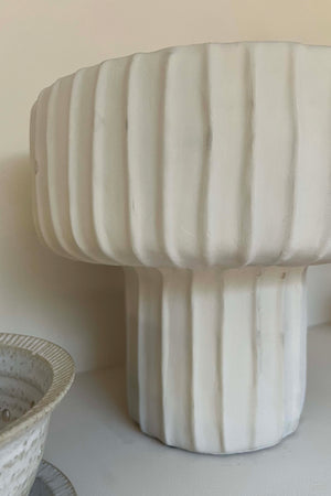 Ivory Ridged Vase (Short Wide) RTfact Flowers 