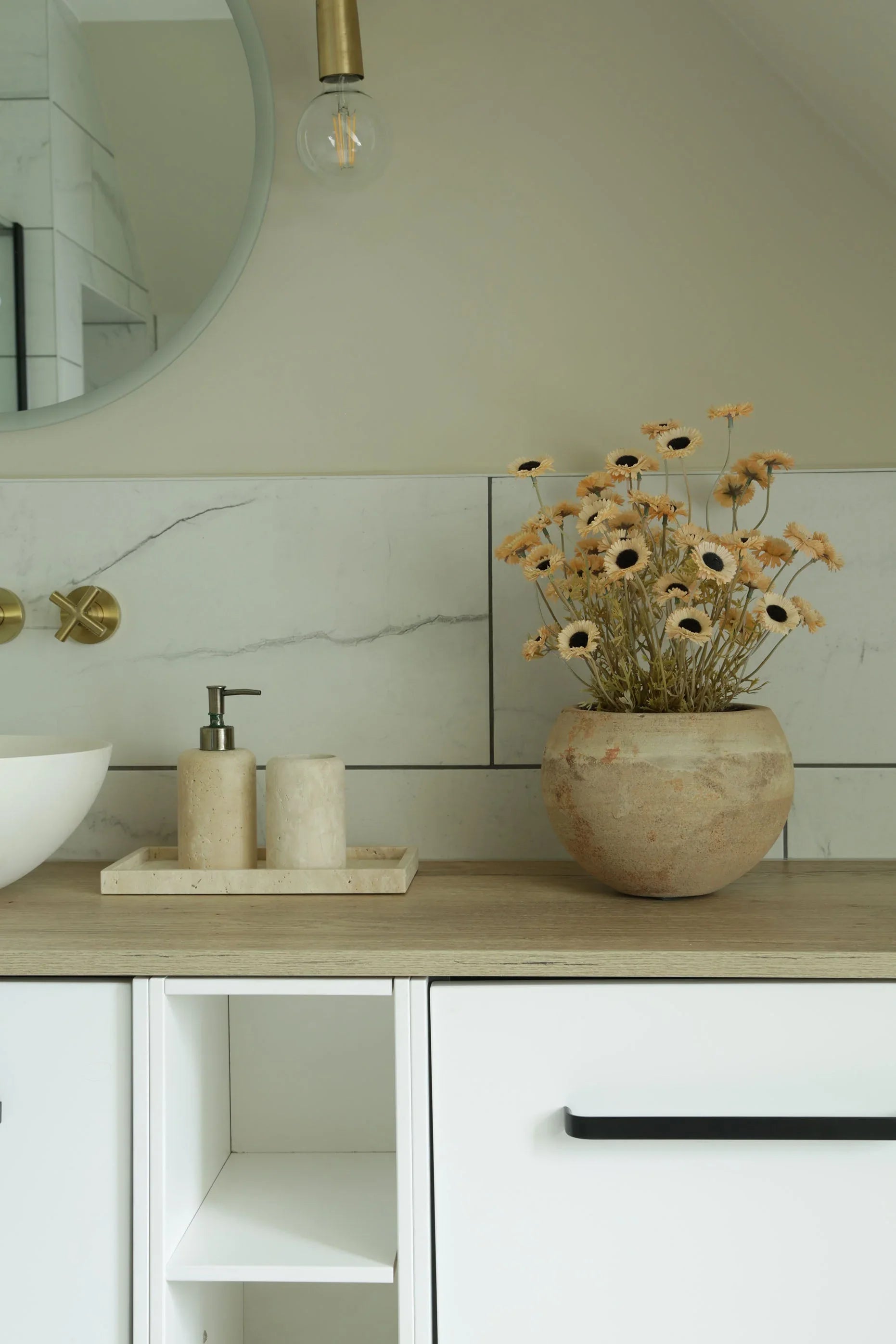 Daisies in a Terracotta Bowl RTfact Flowers 