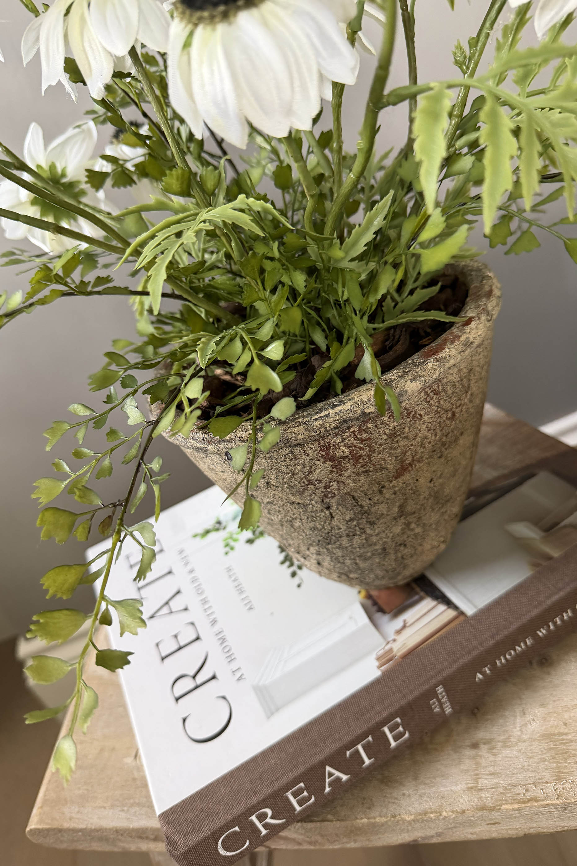 Daisies in a Rustic Stone Pot RTfact Flowers 